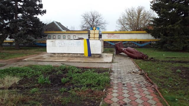 Ще одним Леніним менше: цього разу впав пам'ятник у Станиці Луганській Ще одним Леніним менше: цього разу впав пам'ятник у Станиці Луганській