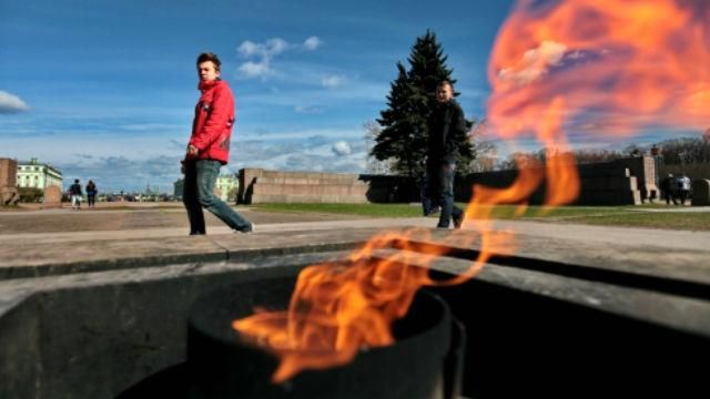 В Петербурзі п’яний хлопець заснув біля Вічного вогню і ледь не згорів