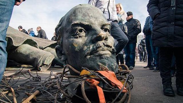 В оккупированном Новоазовске кувалдами побили новенький памятник Ленину