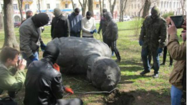 Чернигов лишился еще двух памятников советским деятелям