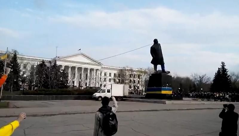 В Краматорске провели митинг и повалили гигантского Ленина