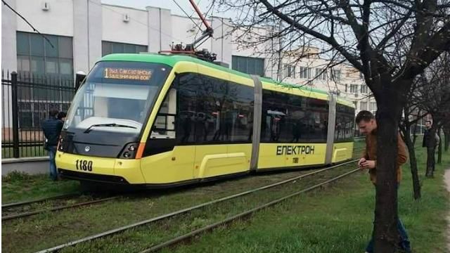 У Львові трамвай "Електрон" зійшов з рейок