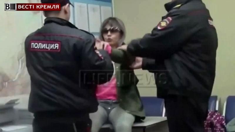 Россиянка подралась в аэропорту с полицейскими