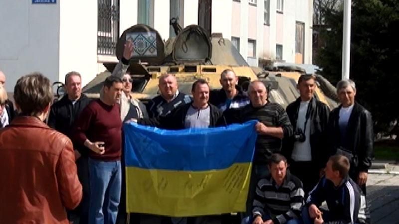 На Миколавщині волонтери передали морпіхам два БТРи