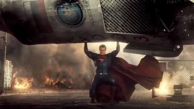 У фільмі "Бетмен проти Супермена" герої рятують світ від російських ракет