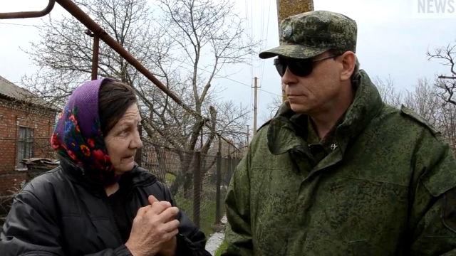 Пожалійте, залишіть нас в Україні, — бабуся з Широкиного благає бойовика