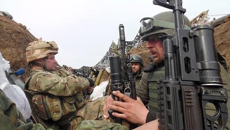 Бійці "Азову" зняли на відео, як дають відсіч противнику у Широкиному 