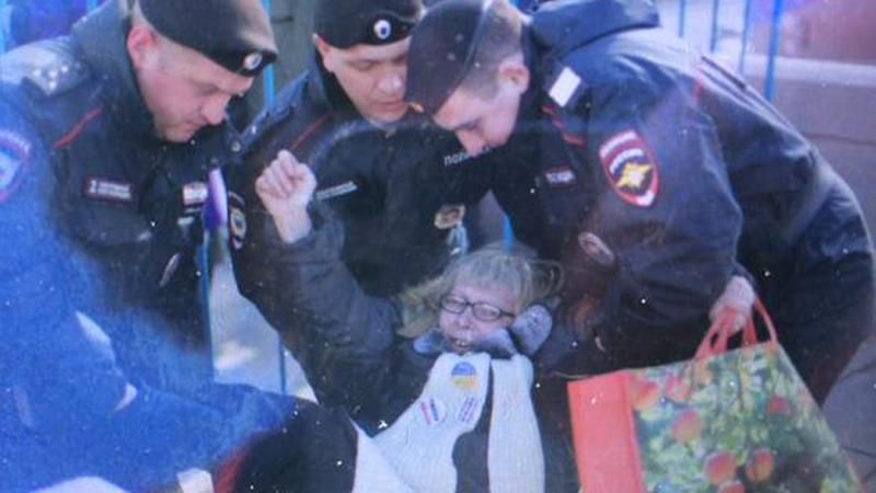 Путін – це Гітлер сьогодні. У Москві затримали чотирьох опозиційних активістів Путін – це Гітлер сьогодні. У Москві затримали чотирьох опозиційних активістів