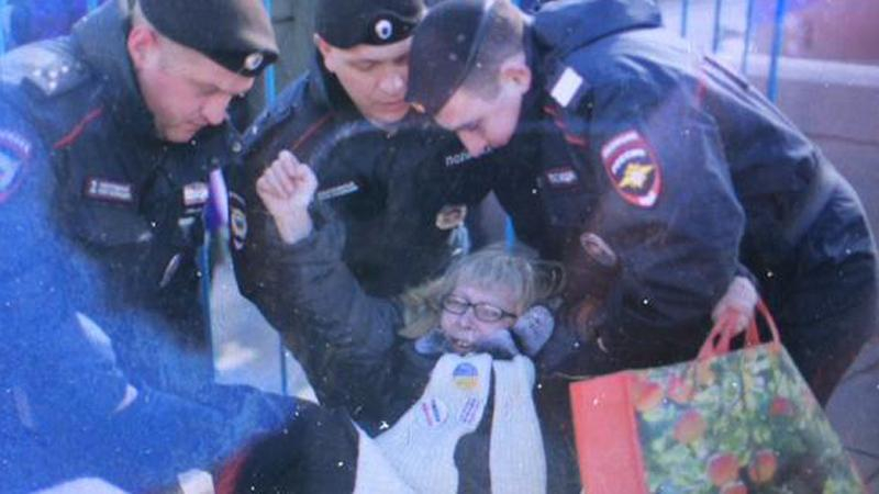 Путин — это Гитлер сегодня. В Москве задержали четырех оппозиционных активистов