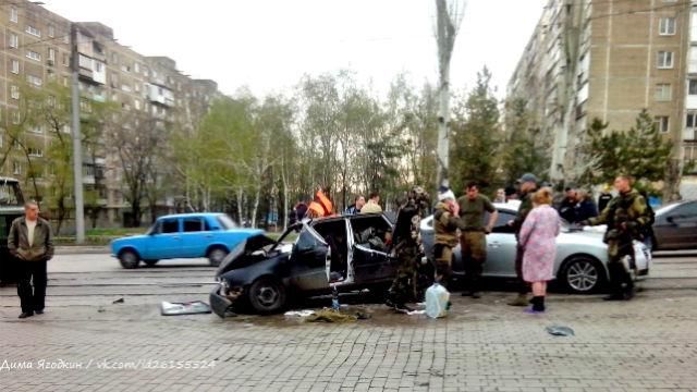 В центре Донецка столкнулись 2 авто боевиков В центре Донецка столкнулись 2 авто боевиков