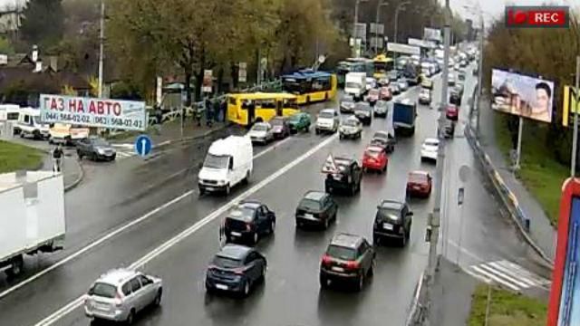 Масштабна ДТП у Києві: зіштовхнулись  4 авто та маршрутка