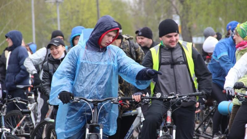 Запоріжці крутили педалі під градом і дощем