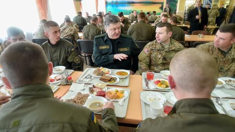 Фото дня: Порошенко пообедал с солдатами