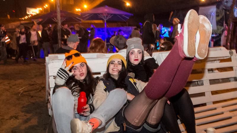 Кияни бісяться з жиру: у столиці пройшла бомж-вечірка Кияни бісяться з жиру: у столиці пройшла бомж-вечірка