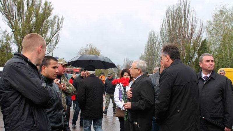 Отца Вилкула с кулаками не пускали на панихиду по бойцам АТО Отца Вилкула с кулаками не пускали на панихиду по бойцам АТО