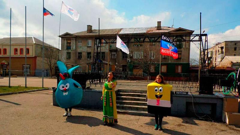 Террористы вывели детей праздновать на руинах Дебальцево Террористы вывели детей праздновать на руинах Дебальцево