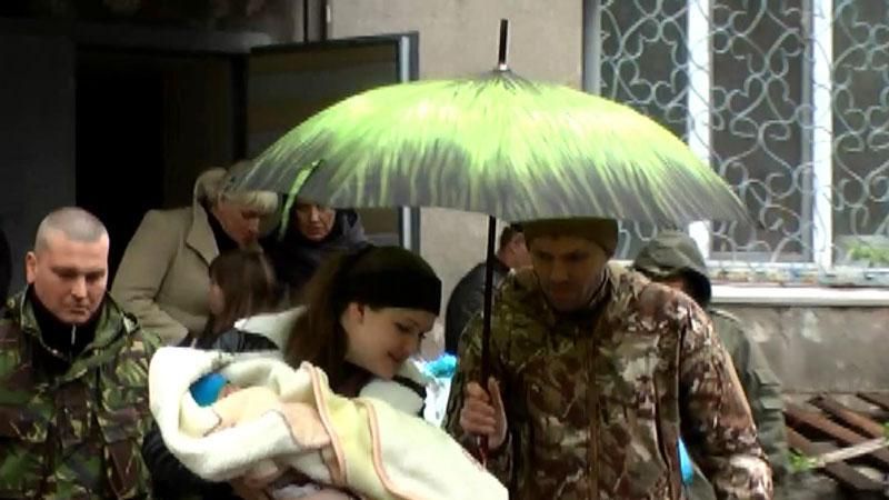 Військові зустріли з пологового будинку дружину і сина загиблого бійця