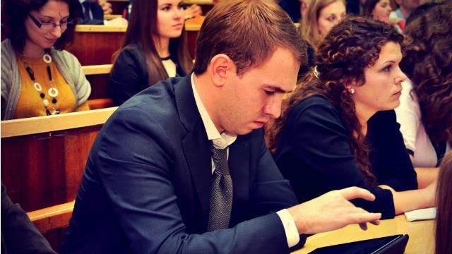 Депутати поштовхалися у Раді Депутати поштовхалися у Раді