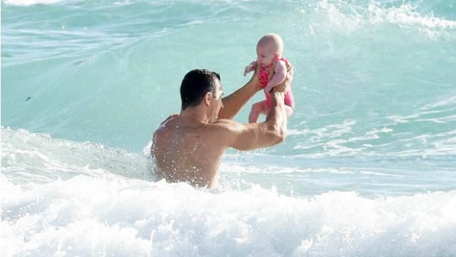 Кличко поплавав з маленькою донькою в Атлантичному океані Кличко поплавав з маленькою донькою в Атлантичному океані