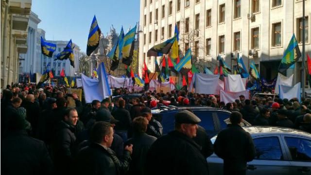 Шахтеры подошли вплотную к АП и пикетируют здание