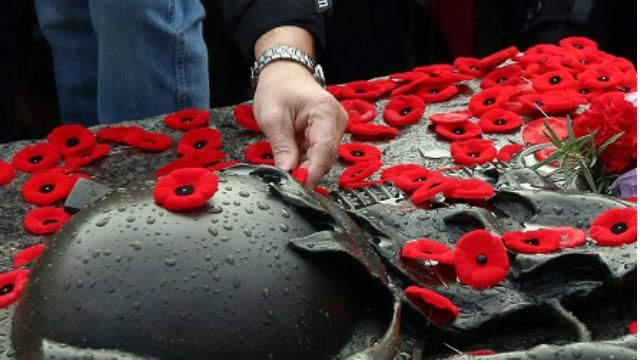 Яценюк: Для Украины символ победы в войне — это мак Яценюк: Для Украины символ победы в войне — это мак