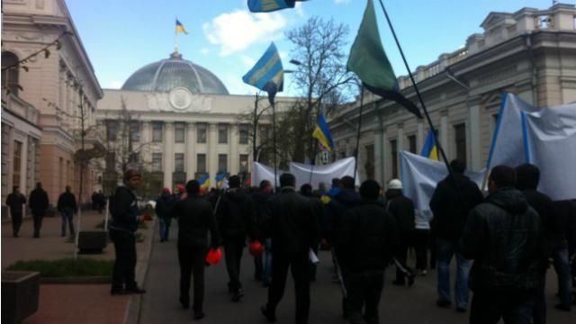 Шахтарі рушили до будівлі Ради Шахтарі рушили до будівлі Ради