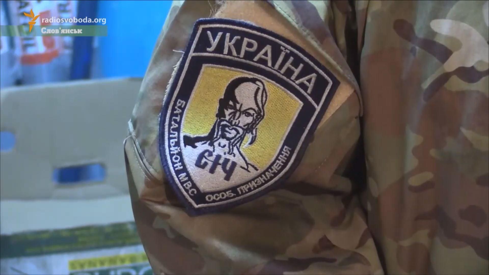 Украинские бойцы отдают часть еды жителям Донбасса