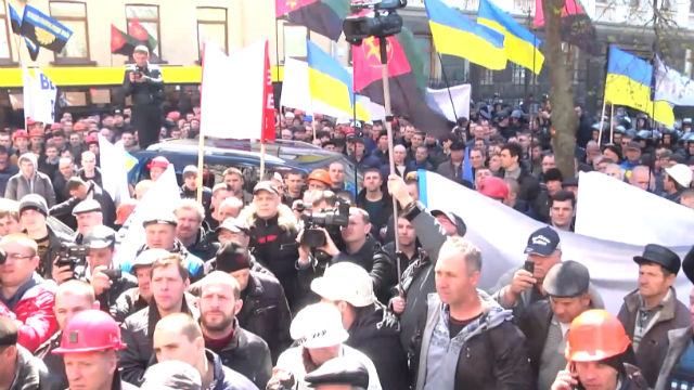 Шахтеры объявили свою акцию под стенами правительства бессрочной Шахтеры объявили свою акцию под стенами правительства бессрочной