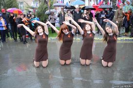 Фото дня: в Симферополе под дождем со снегом раздавали георгиевские ленты