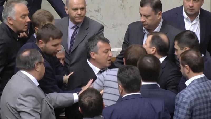 Депутаты подрались, разделили деньги и призвали усилить санкции против Путина