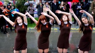 Самые актуальные фото 22 апреля: митинги шахтеров, тюльпаны в дорожных ухабах