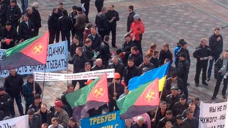 Депутаты из "Оппозиционного блока" пикетируют Раду
