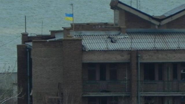 Бойцы АТО подняли сине-желтый флаг над одной из высоток в Широкино