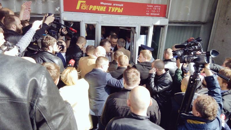 Невідомі блокують будівлю, у якій проходить з'їзд адвокатів України