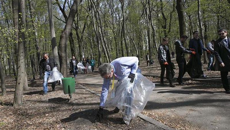 Американский посол убрал киевский парк Американский посол убрал киевский парк