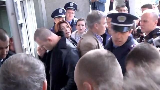 Тітушки у Києві не пустили адвокатів на з'їзд