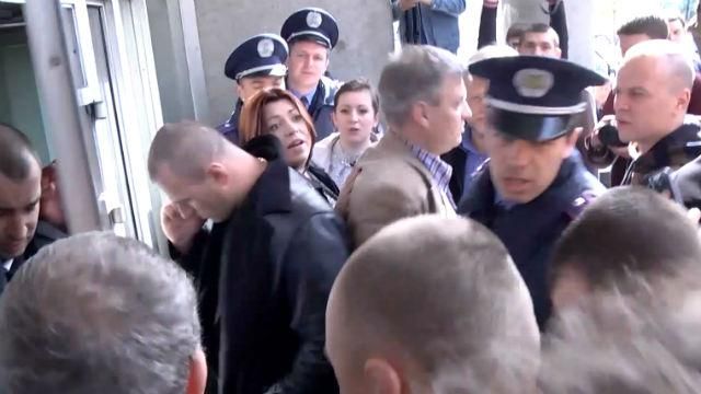 Тітушки у Києві не пустили адвокатів на з'їзд Тітушки у Києві не пустили адвокатів на з'їзд
