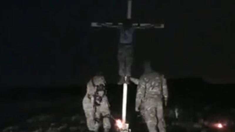 Российская пропаганда: бойцы "Азова" распяли боевика на кресте и заживо сожгли (18+)