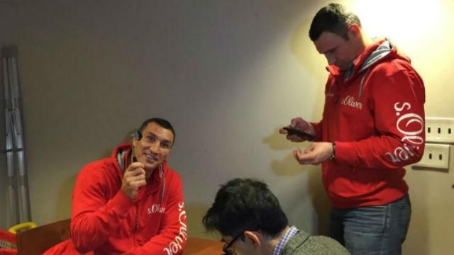 Виталий Кличко показал уникальные фото подготовки брата к бою Виталий Кличко показал уникальные фото подготовки брата к бою