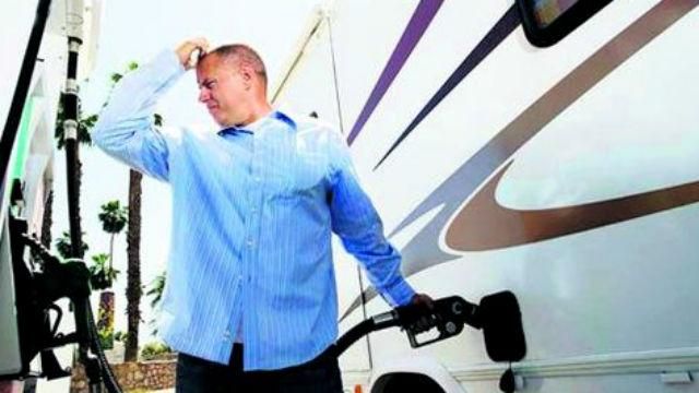 Держстат фіксує обвал бензинового ринку в Україні Держстат фіксує обвал бензинового ринку в Україні