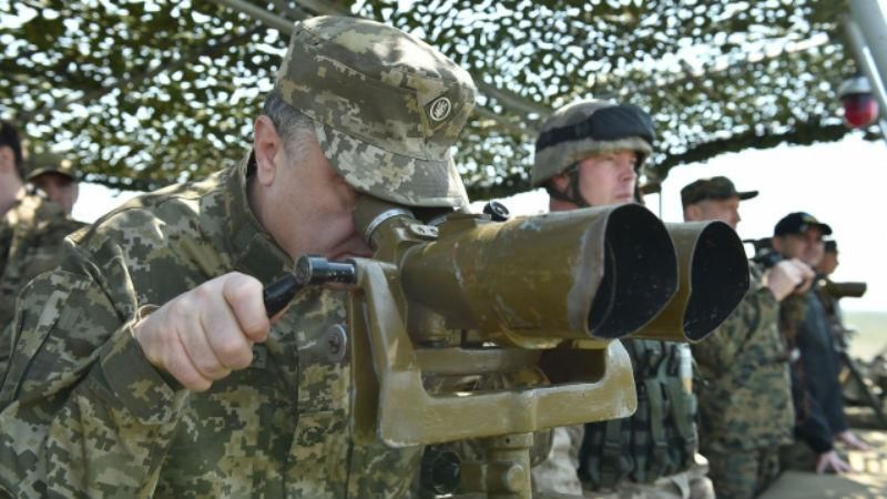 Порошенко протестировал новый броневик "Спартан"