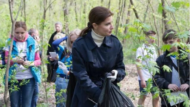 Дружина Порошенка збирала сміття на Трухановому острові Дружина Порошенка збирала сміття на Трухановому острові