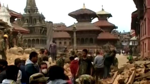 Землетрясение в Непале: столица превратилась в руины, погибло уже более 1000 человек
