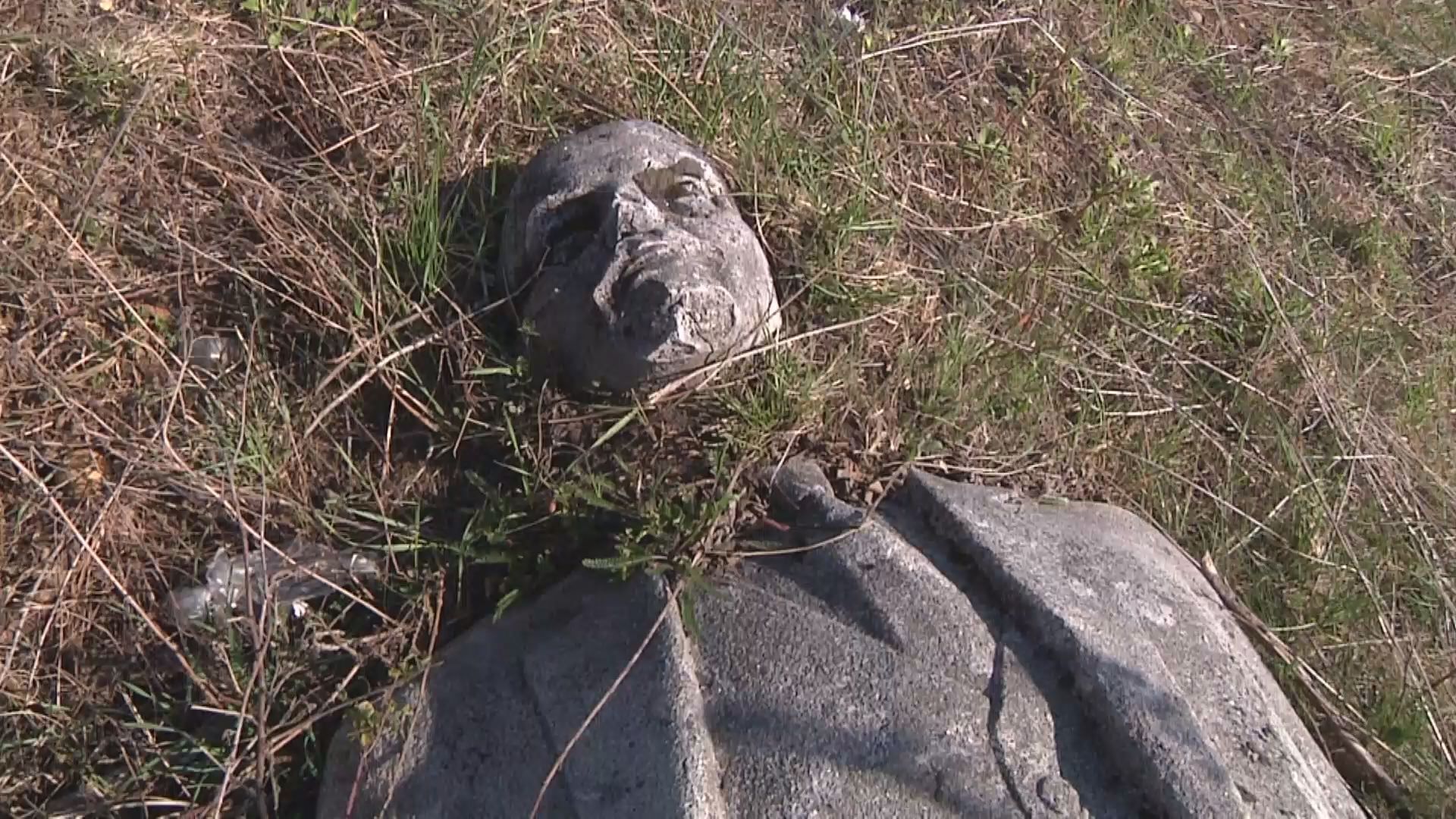 Во Львовской области не спешат избавляться от памятника Ленину Во Львовской области не спешат избавляться от памятника Ленину