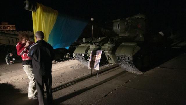 Путинских байкеров ждал под Минском танк с украинским и бело-красно-белым флагами