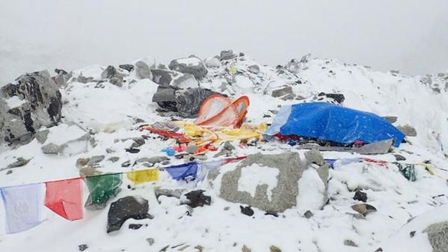 З'явились фото базового табору альпіністів під Еверестом, який постраждав від лавини