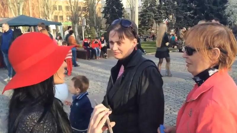 В оккупированном Донецке журналистка сняла на видео украиноязычный опрос о будущем Донбасса
