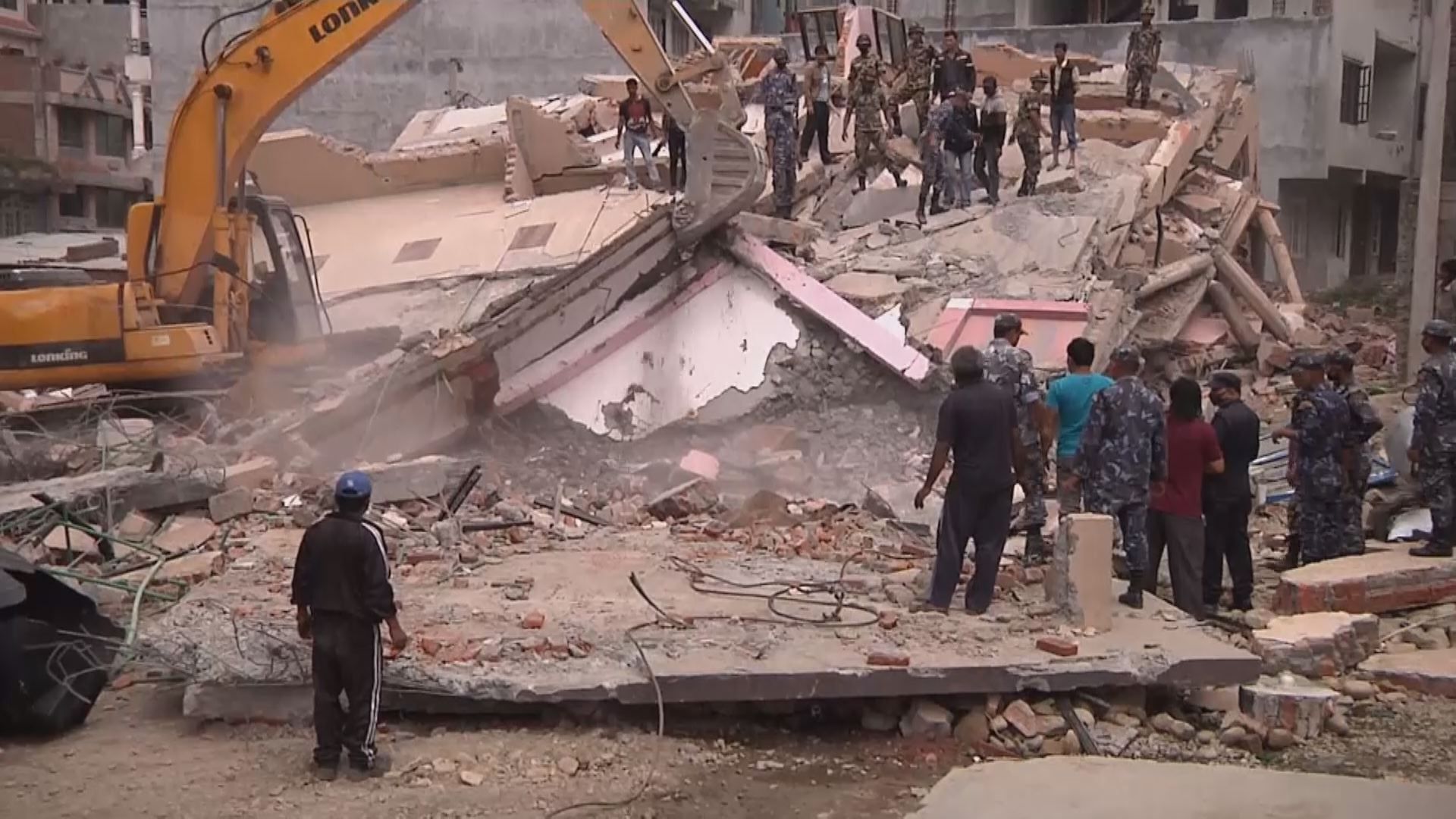 Тисячі загиблих, мільйони постраждалих — Непал все ще трясе від підземних поштовхів Тисячі загиблих, мільйони постраждалих — Непал все ще трясе від підземних поштовхів