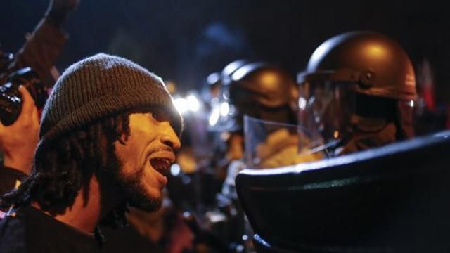 В США из-за смерти чернокожего происходят столкновения с полицией В США из-за смерти чернокожего происходят столкновения с полицией