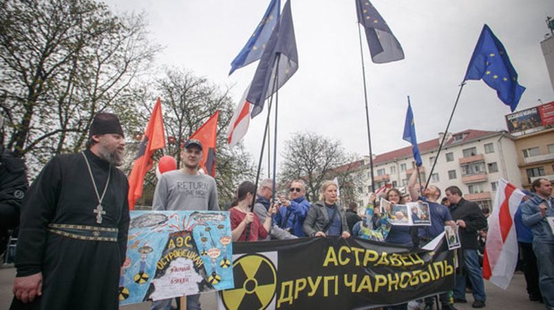 "Ядерна Росія страшніша від Чорнобиля!" та інші антиросійські лозунги на мітингу у Мінську